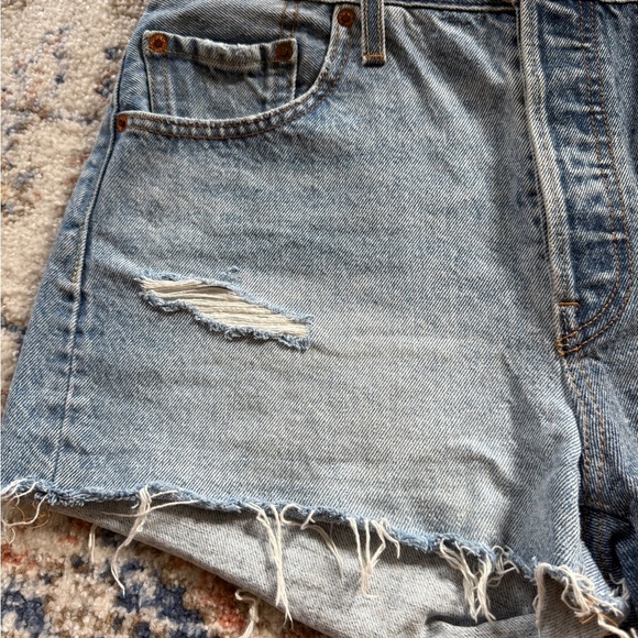 Levi Strauss Two Tone Cut-Off Jean Shorts - Size 29 - Picture 3 of 9